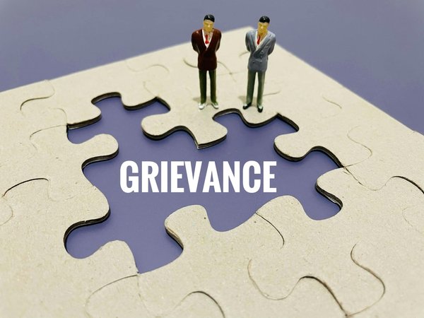 How to legally manage employee grievances in a UK small business?